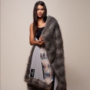 NIB NWT Grey Cape Fox Spirithoods Throw Blanket